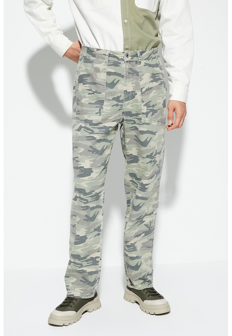 Pantaloni cu model camuflaj