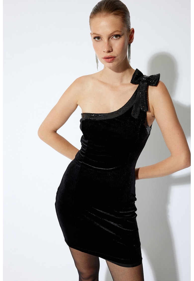 Rochie cu decolteu pe un umar si funda