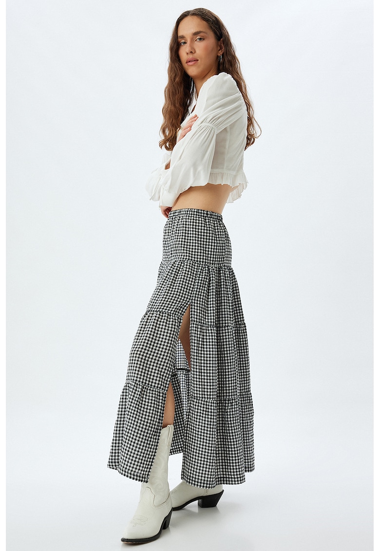 Fusta lunga evazata cu model in carouri