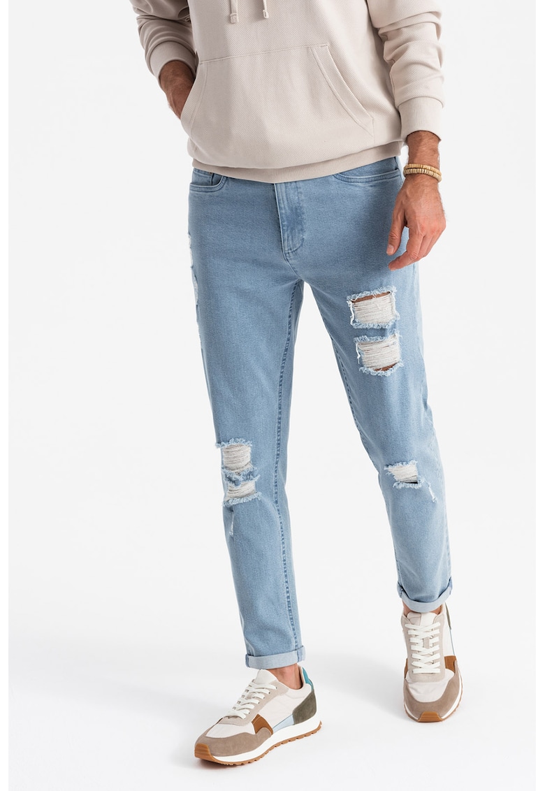 Blugi cu croiala conica si detalii cu aspect deteriorat