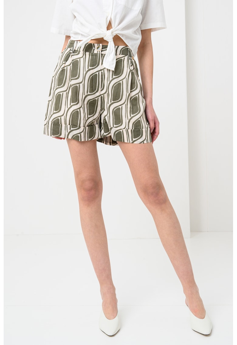 Pantalomni scurti cu croiala ampla si talie medie