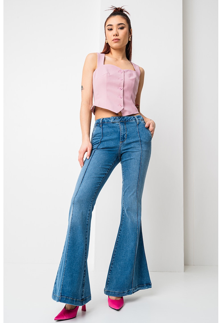 Blugi evazati cu talie medie