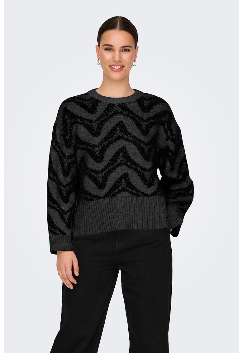 Pulover cu model si terminatii striate