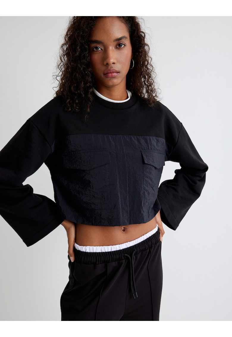 Bluza de trening crop cu buzunare pe piept