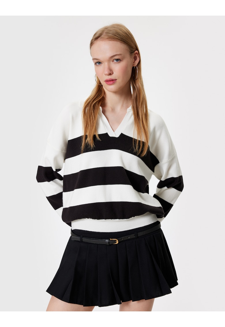 Pulover polo cu dungi si decolteu in V