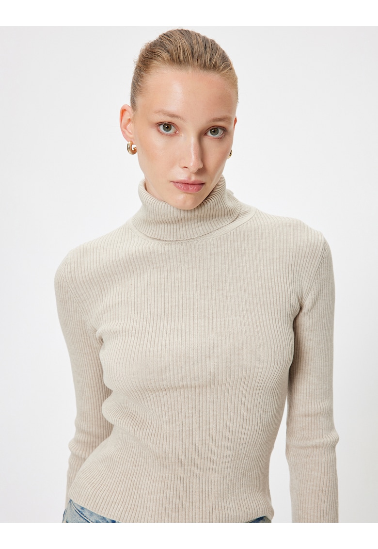 Pulover cu guler inalt si aspect striat