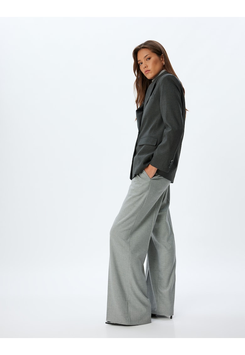Pantaloni cu pliuri si croiala ampla