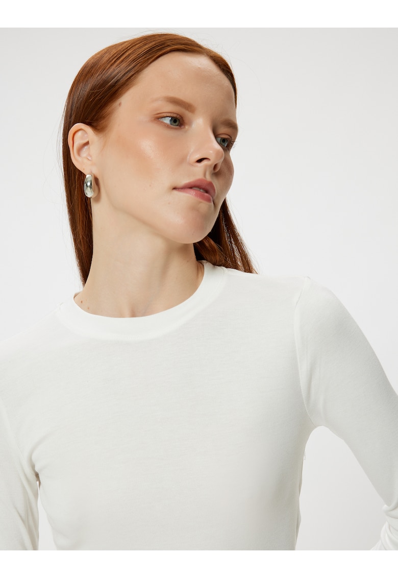 Bluza crop cu decolteu la baza gatului