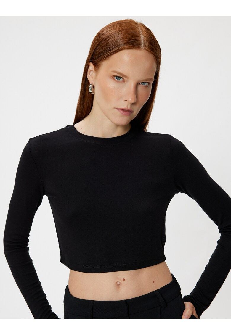 Bluza crop cu decolteu la baza gatului