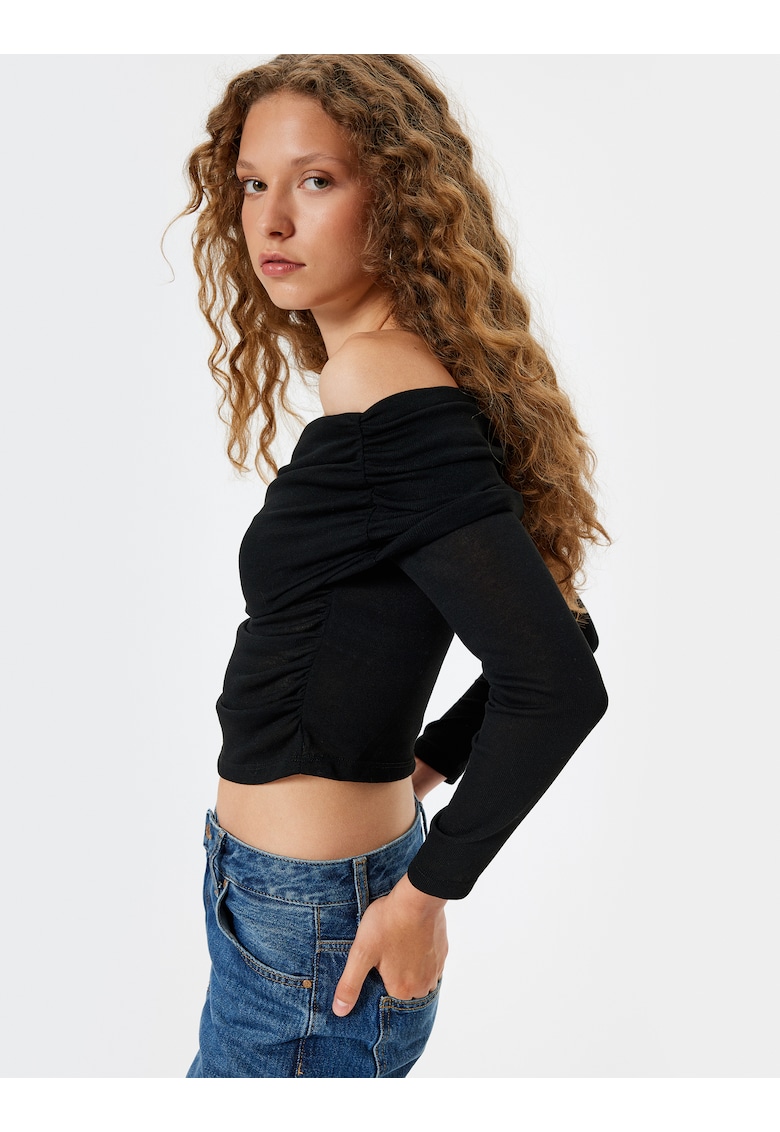 Bluza cu decolteu pe umeri