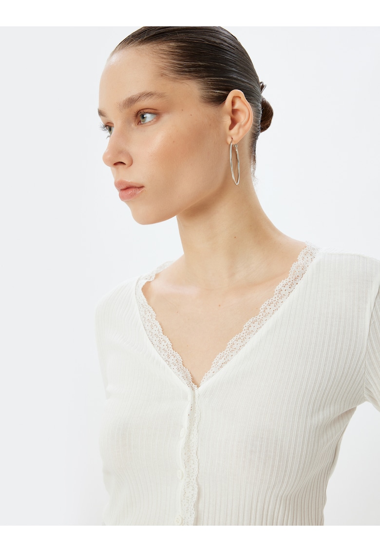 Bluza crop cu garnituri din dantela 7