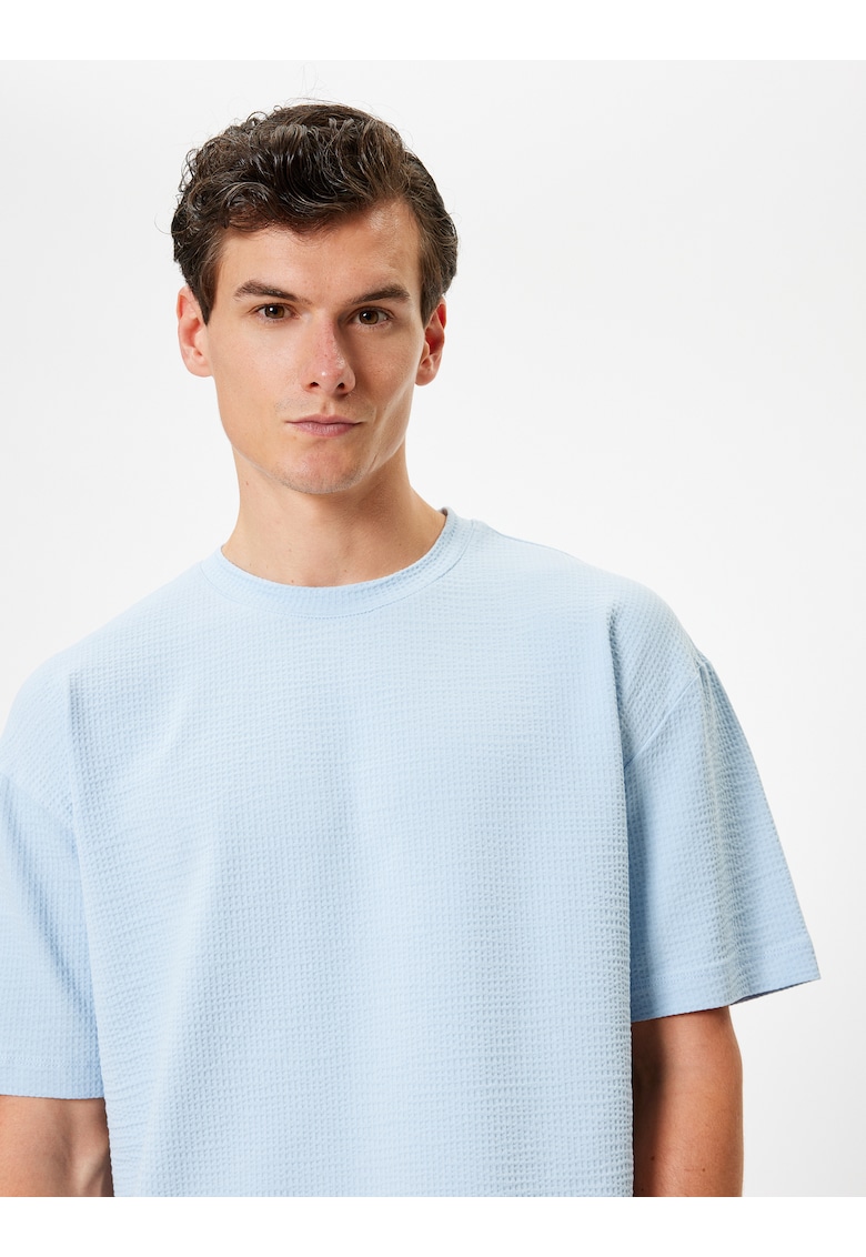 Tricou supradimensionat cu decolteu la baza gatului