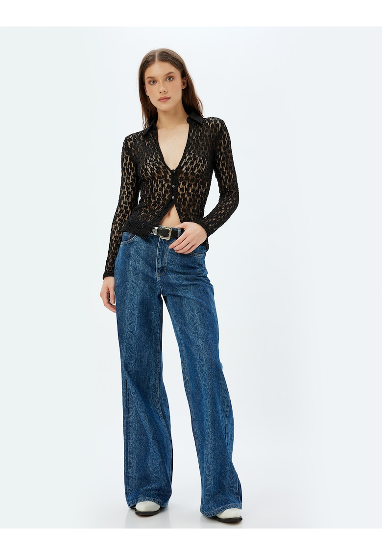 Camasa semitransparenta din dantela cu decolteu adanc in V