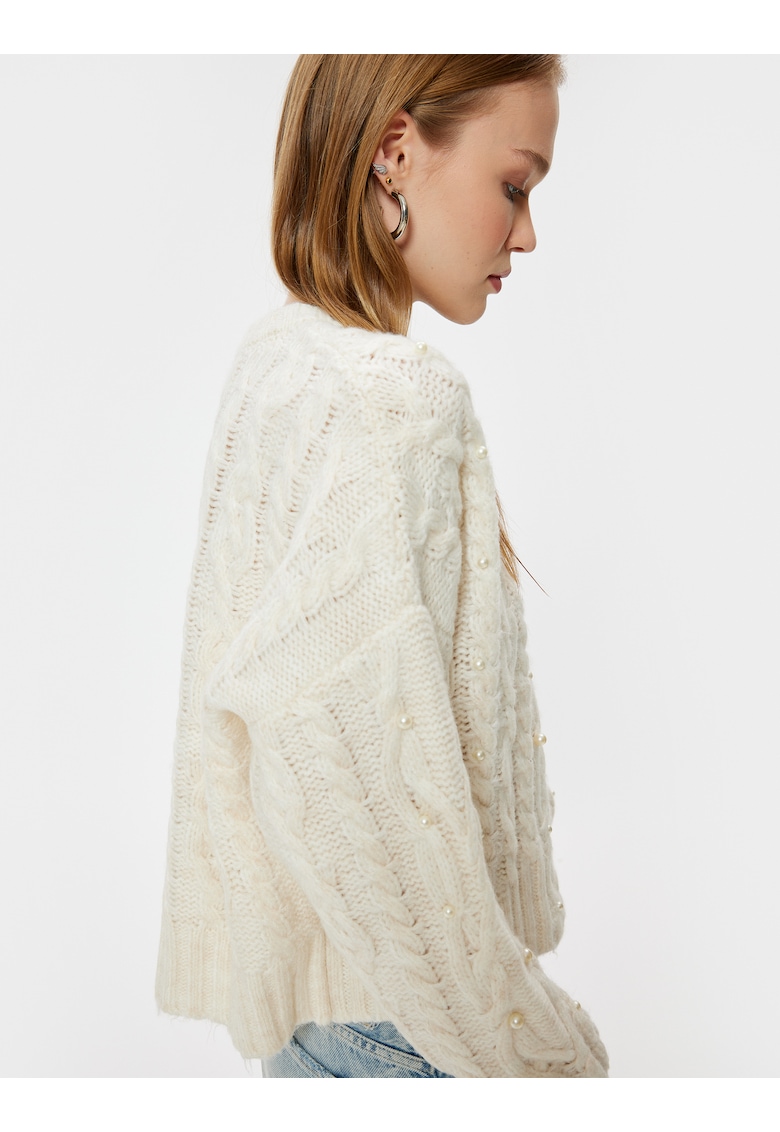 Pulover lejer cu model torsade si margele