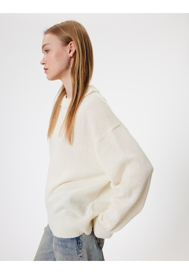 Pulover supradimensionat cu decolteu la baza gatului