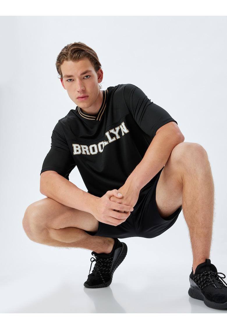 Tricou cu decolteu in V si imprimeu text