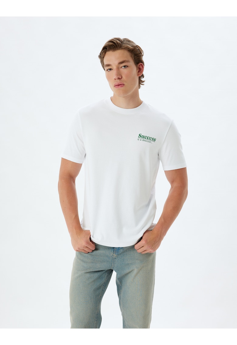 Tricou cu decolteu la baza gatului si detaliu cu imprimeu text Tricou cu decolteu la baza gatului si detaliu cu imprimeu text