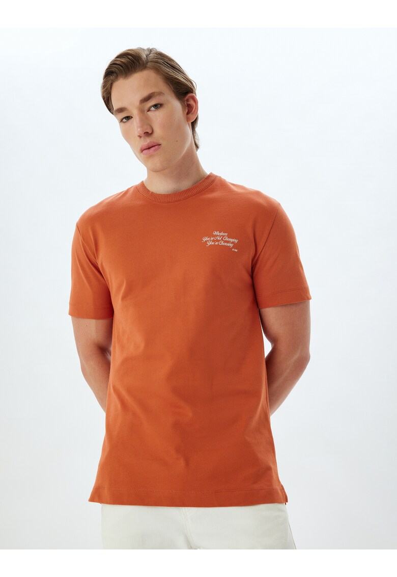 Tricou cu decolteu la baza gatului si imprimeu text - Caramiziu