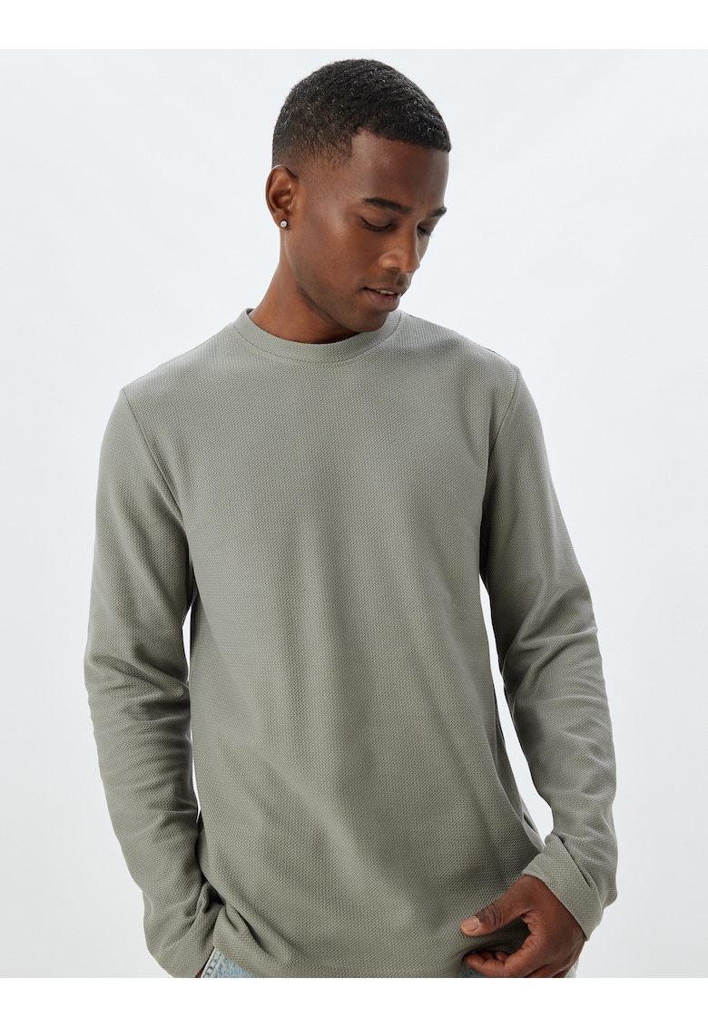 Bluza cu decolteu la baza gatului