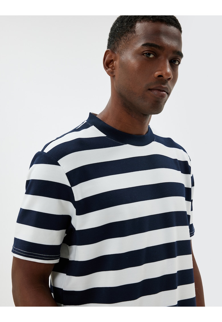 Tricou cu decolteu la baza gatului si model in dungi