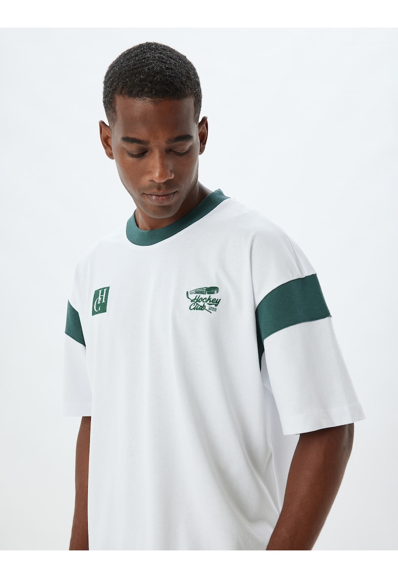 Tricou cu decolteu la baza gatului si imprimeu pe partea din spate