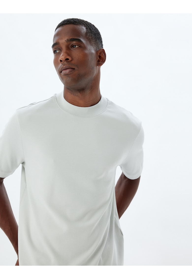 Tricou uni cu decolteu la baza gatului