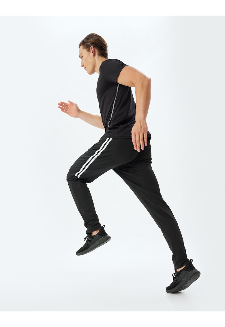 Pantaloni de trening conici cu detalii contrastante