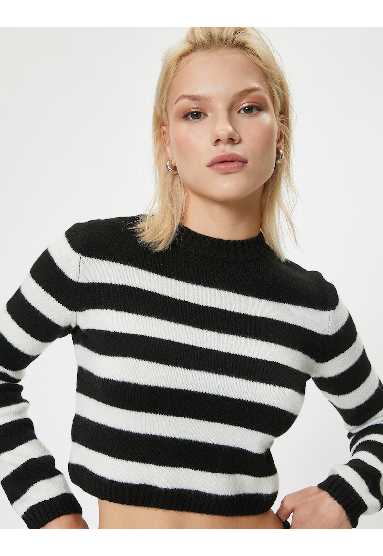 Pulover crop cu decolteu la baza gatului