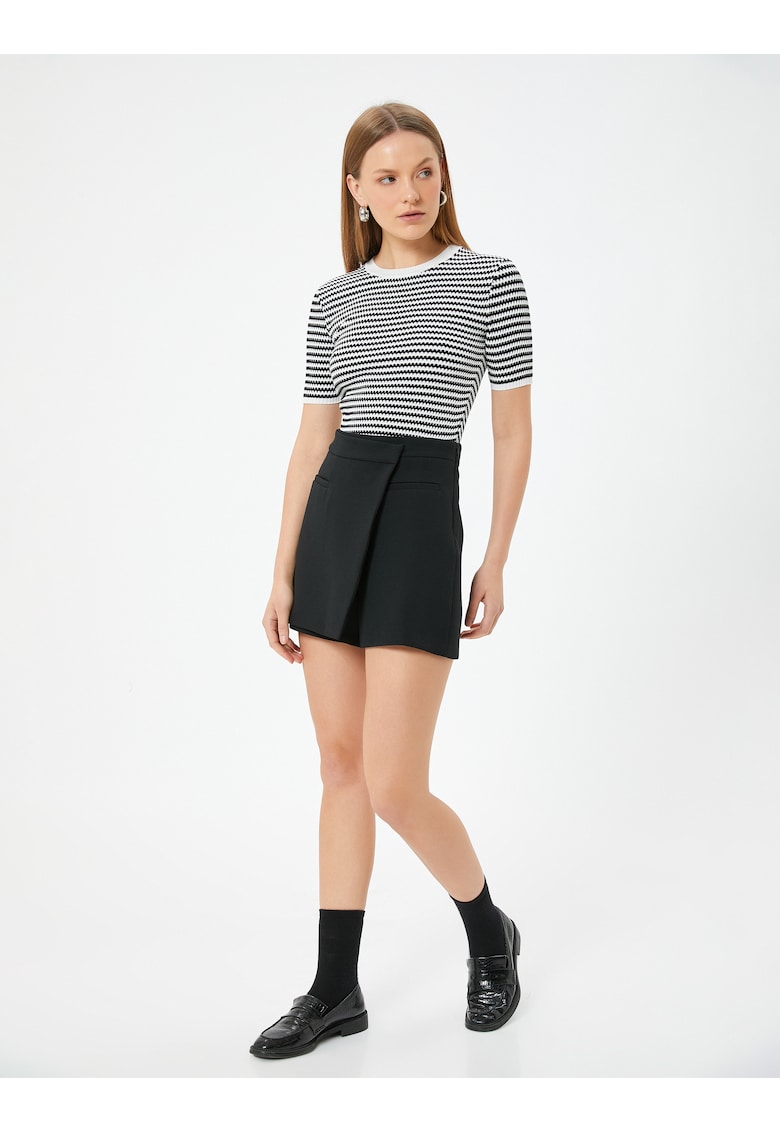 Pulover cu decolteu la baza gatului si model in dungi