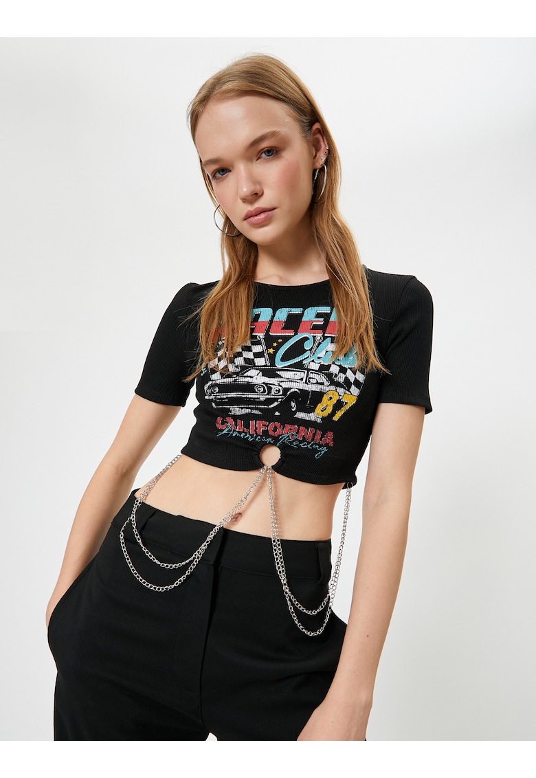 Tricou crop cu imprimeu grafic si detaliu cu lant