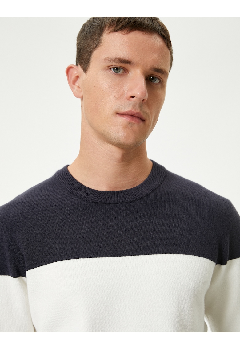 Pulover cu dungi si decolteu la baza gatului - Bleumarin