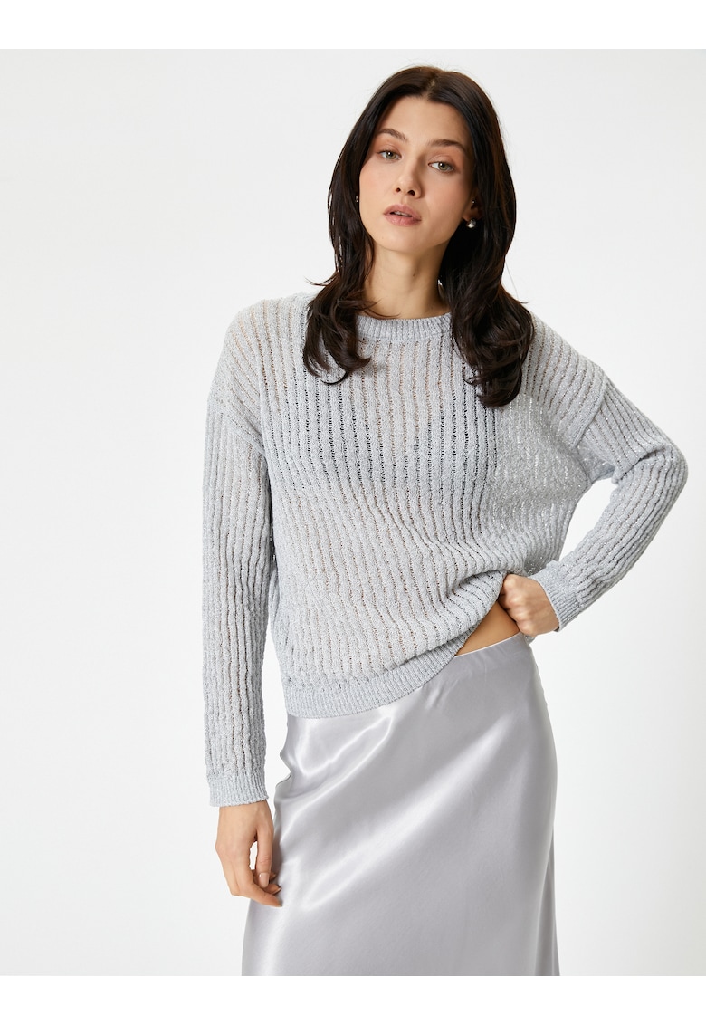 Pulover cu decolteu la baza gatului si maneci cazute