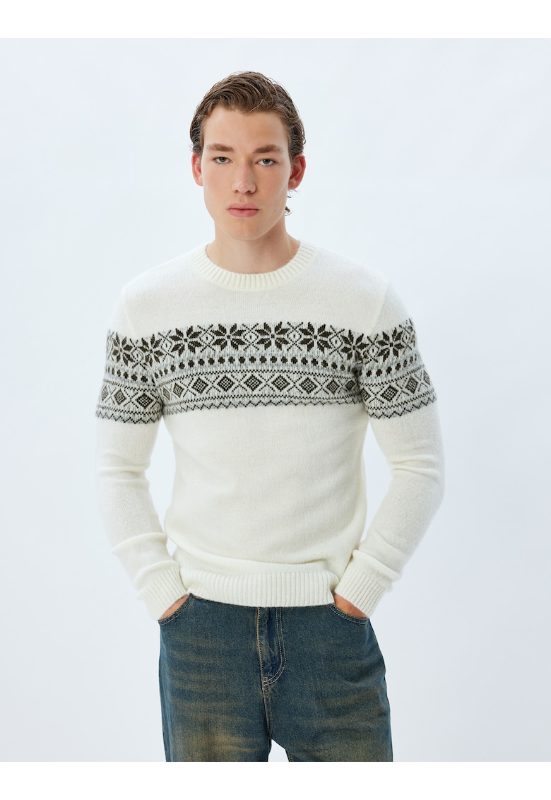 Pulover cu model si decolteu la baza gatului