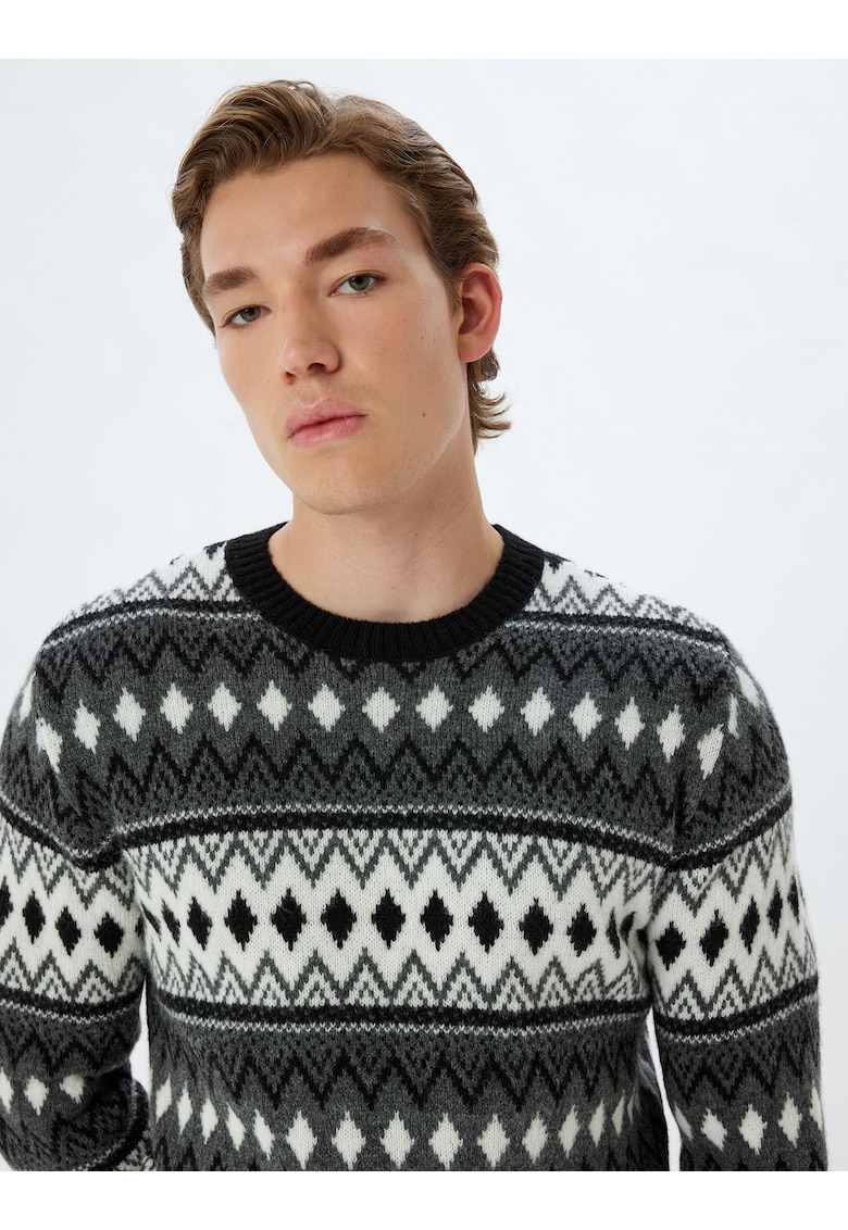 Pulover cu model si decolteu la baza gatului