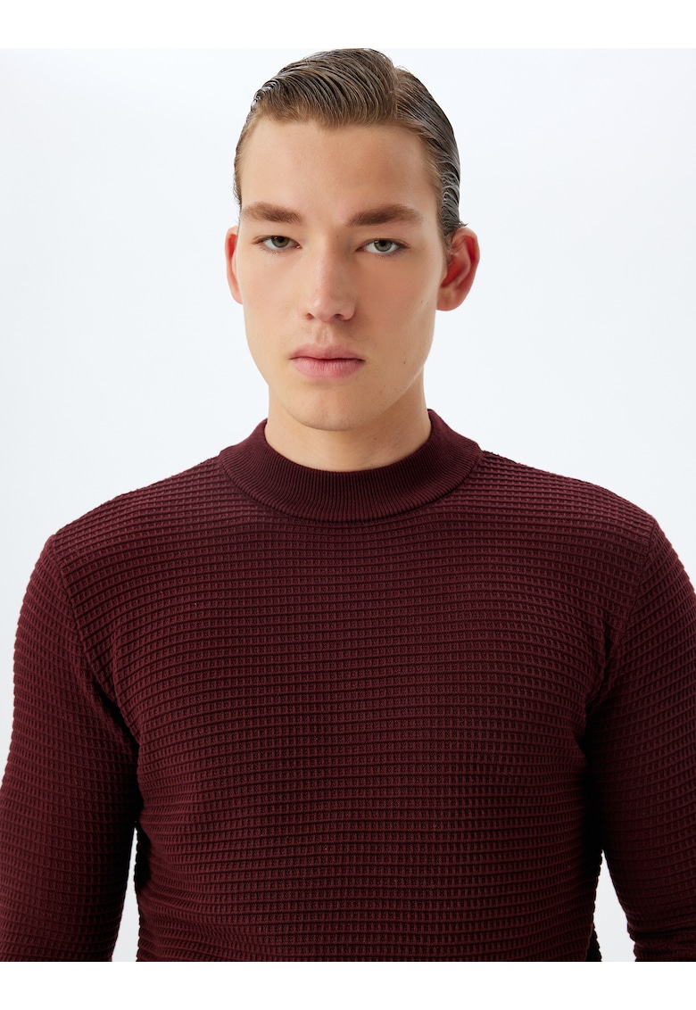 Pulover texturat cu decolteu la baza gatului