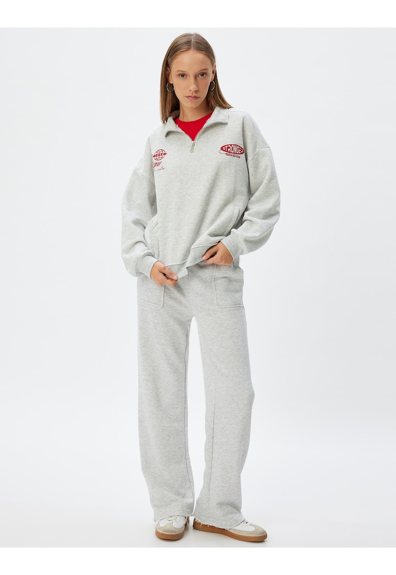 Bluza de trening cu imprimeu text si fenta cu fermoar