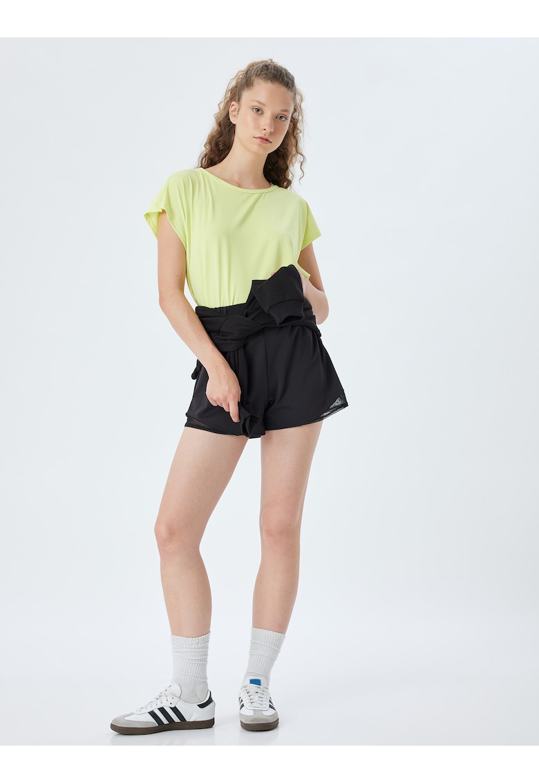 Tricou lejer cu decolteu la baza gatului