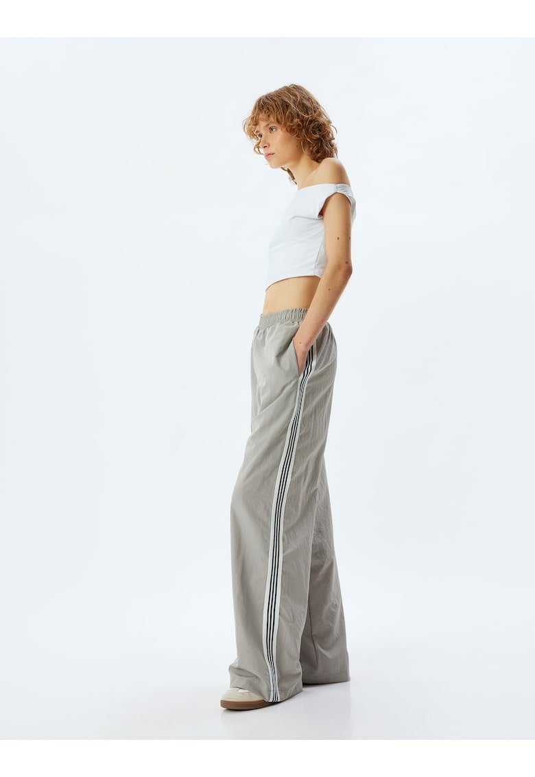 Pantaloni cu croiala ampla si buzunare laterale