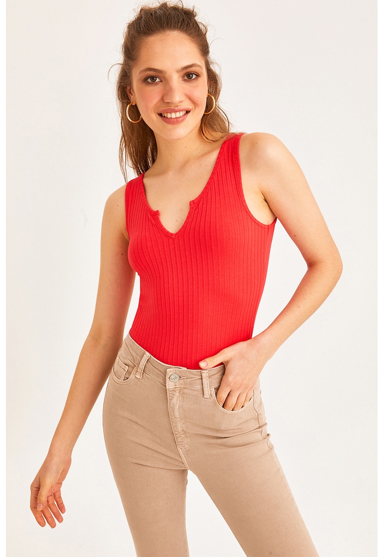 Top cu striatii si decolteu in V