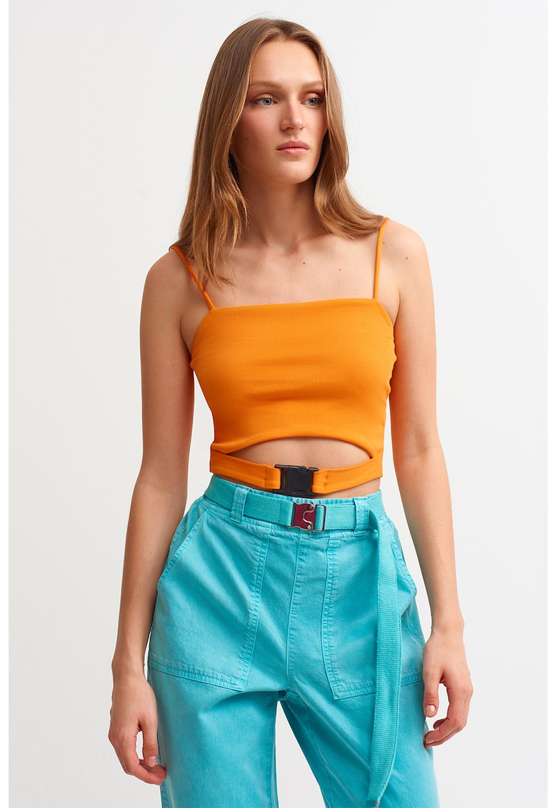 Top crop cu bretele inguste si catarama in talie