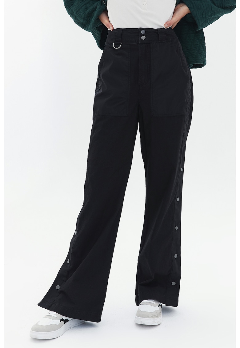 Pantaloni cu pliuri si detalii capse