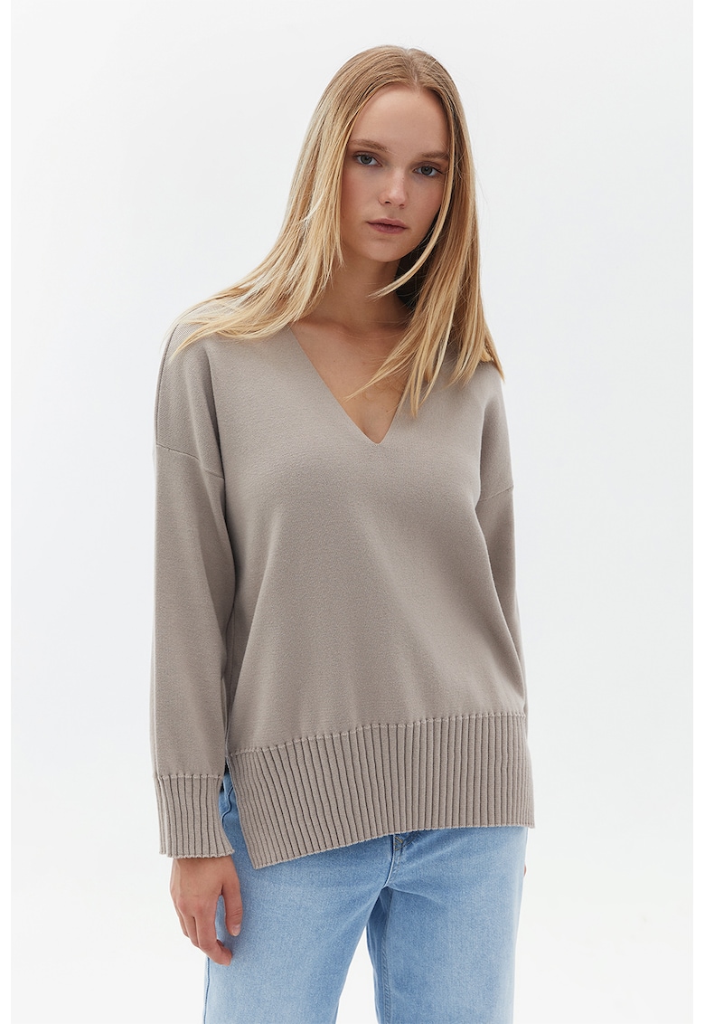 Pulover tricotat fin cu slituri lateral e