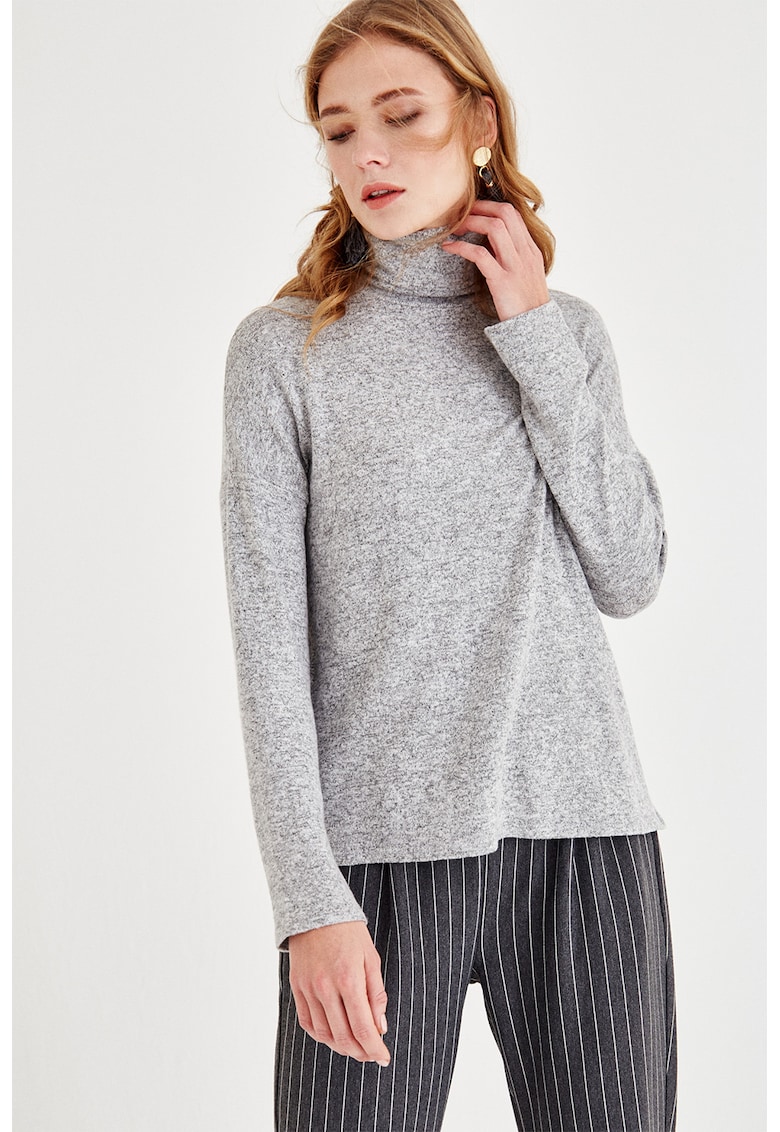 Pulover tricotat fin cu guler inalt si maneci cazute