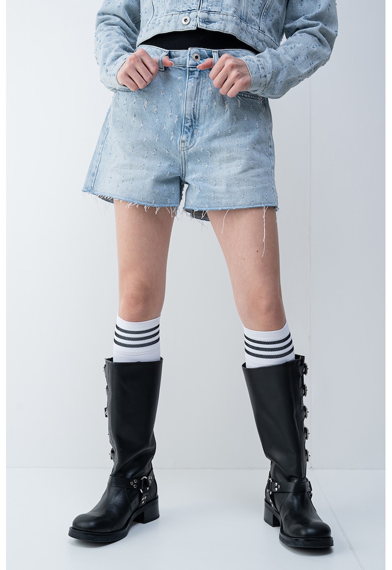 Blugi scurti cu aspect deteriorat