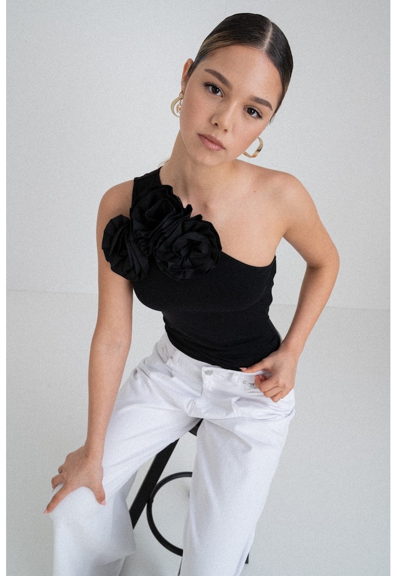 Body cu decolteu pe un umar si aplicatie florala