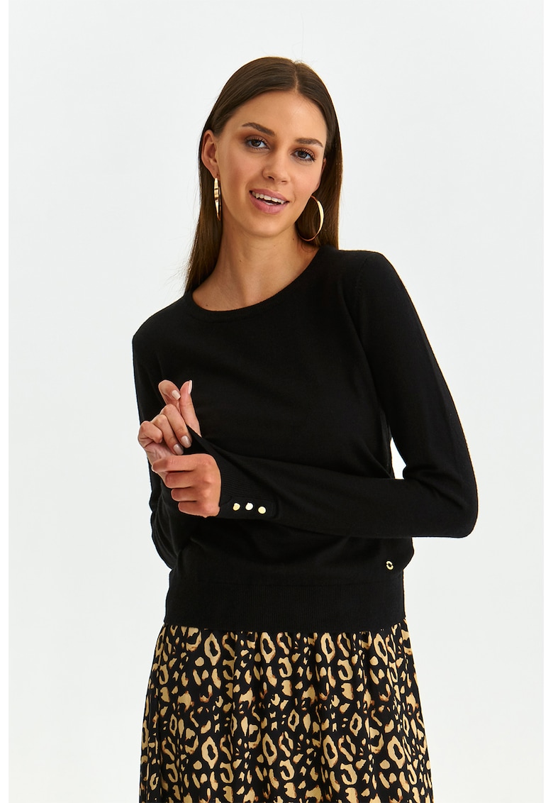 Pulover tricotat fin cu decolteu la baza gatului