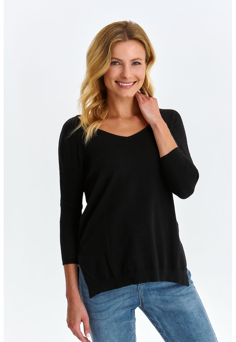 Pulover cu decolteu in V si terminatie cu slit