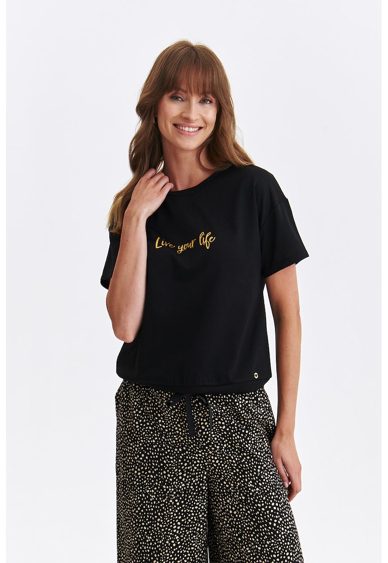 Tricou cu decolteu la baza gatului si imprimeu text