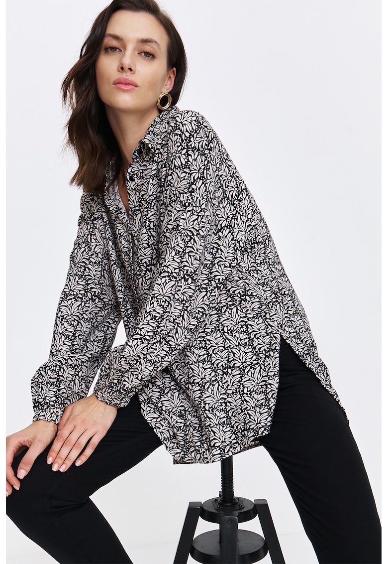 Camasa lejera cu model si slituri laterale