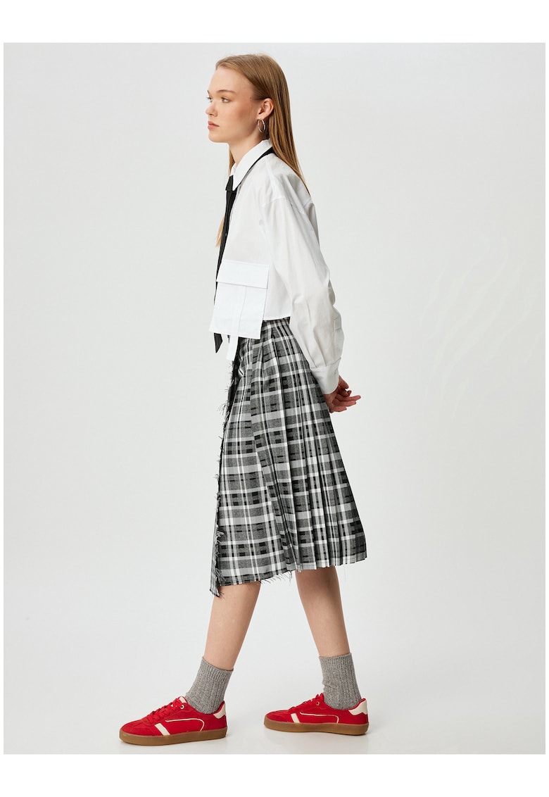 Fusta midi cu croiala petrecuta si model in carouri